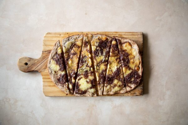 Pizza de queso azul y cebolla caramelizada a la parrilla